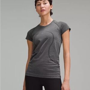 Lululemon run swiftly tech short sleeve black size 8